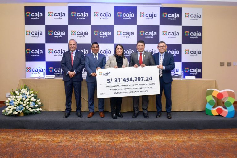 caja-arequipa-entrega-utilidades--municipalidad-arequipa